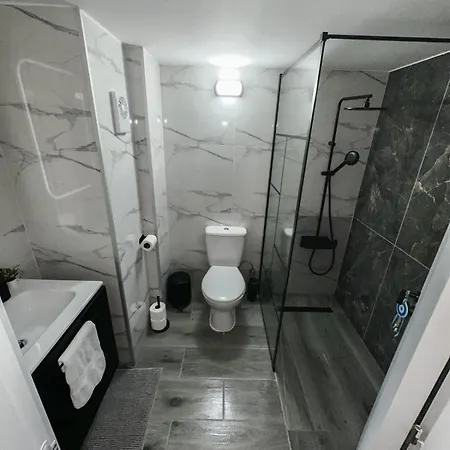 Harbour - 2 Bedrooms, Sleeps 5 Латхи